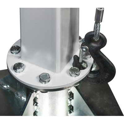 Hook fixed in the hole of the pole before disassembly og the davit